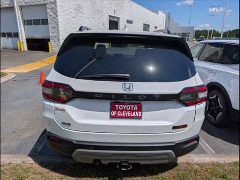 Used 2025 Honda Pilot TrailSport image 6