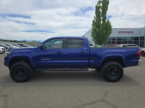 Used 2022 Toyota Tacoma SR5 AWD/4WD image 2