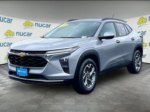 Used 2024 Chevrolet Trax LT w/ Driver Confidence Package FWD image 3