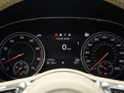 Used 2018 Bentley Bentayga Onyx Edition image 22