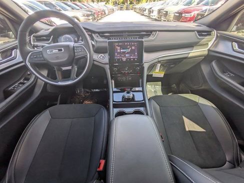 New 2025 Jeep Grand Cherokee Altitude image 13