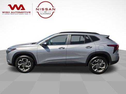 Used 2025 Chevrolet Trax LT FWD image 8