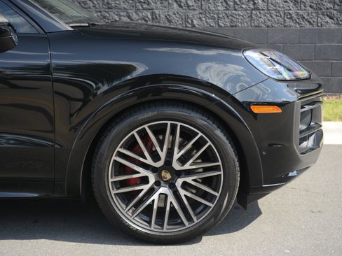 Used 2025 Porsche Cayenne GTS AWD/4WD image 40