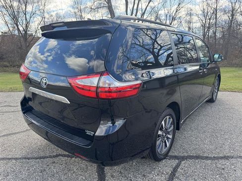 Used 2018 Toyota Sienna Limited image 4