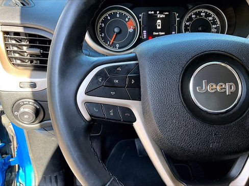 Used 2018 Jeep Cherokee Latitude w/ Altitude Package image 10