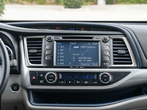 Used 2017 Toyota Highlander XLE FWD image 13