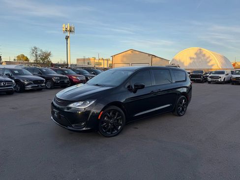 Used 2018 Chrysler Pacifica Touring Plus w/ S Appearance Package image 2