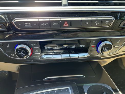 Used 2018 Audi Q7 3.0T Prestige w/ Prestige Package AWD/4WD image 30