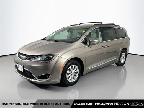 Used 2017 Chrysler Pacifica Touring-L FWD image 1