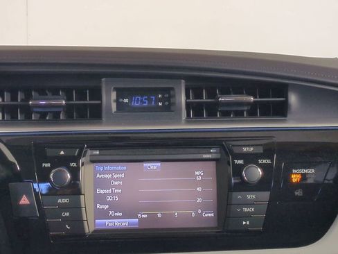 Used 2015 Toyota Corolla LE image 18