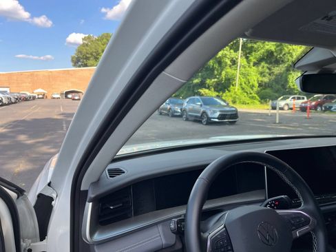 Used 2026 Volkswagen Tiguan SE FWD image 36