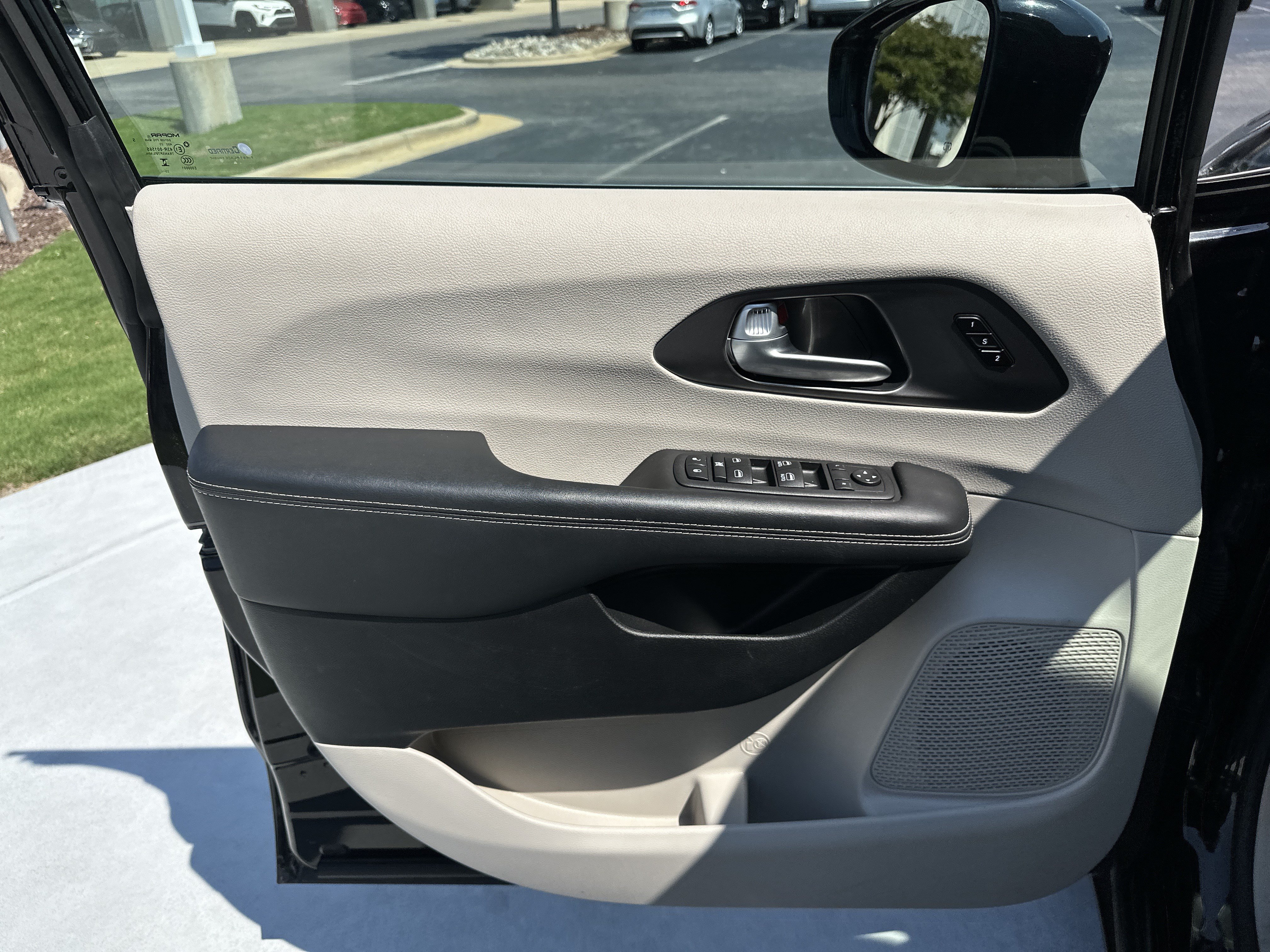 Used 2024 Chrysler Pacifica Touring-L FWD image 14