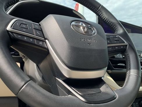 Used 2024 Toyota Highlander XLE AWD/4WD image 18