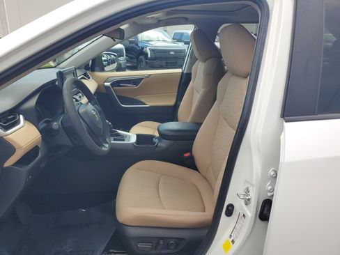 Used 2022 Toyota RAV4 XLE image 12