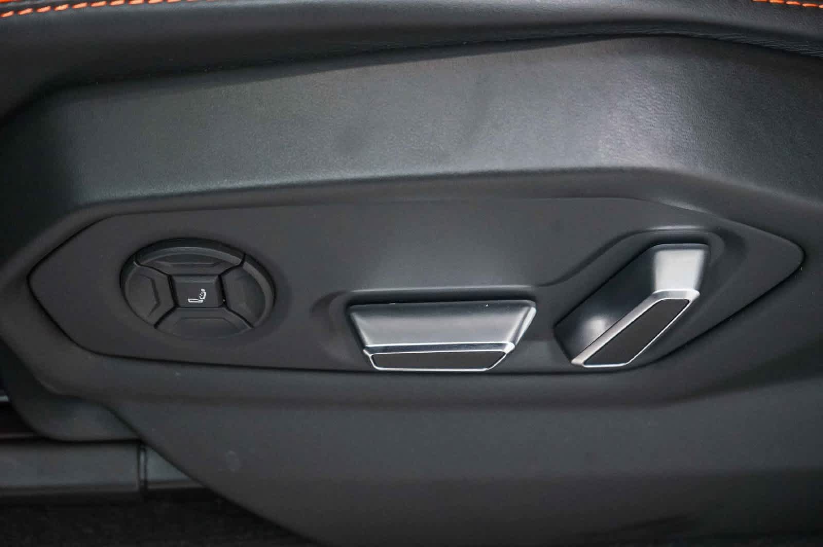 Used 2025 Lamborghini Urus SE AWD/4WD image 28