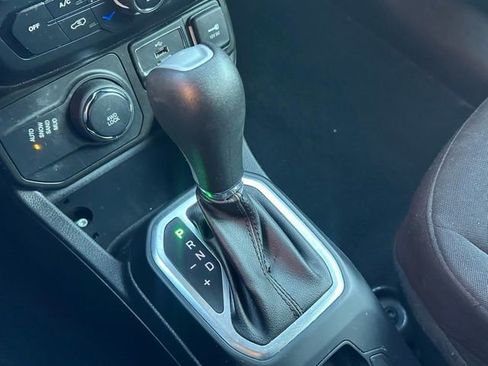 Used 2020 Jeep Renegade Latitude image 10