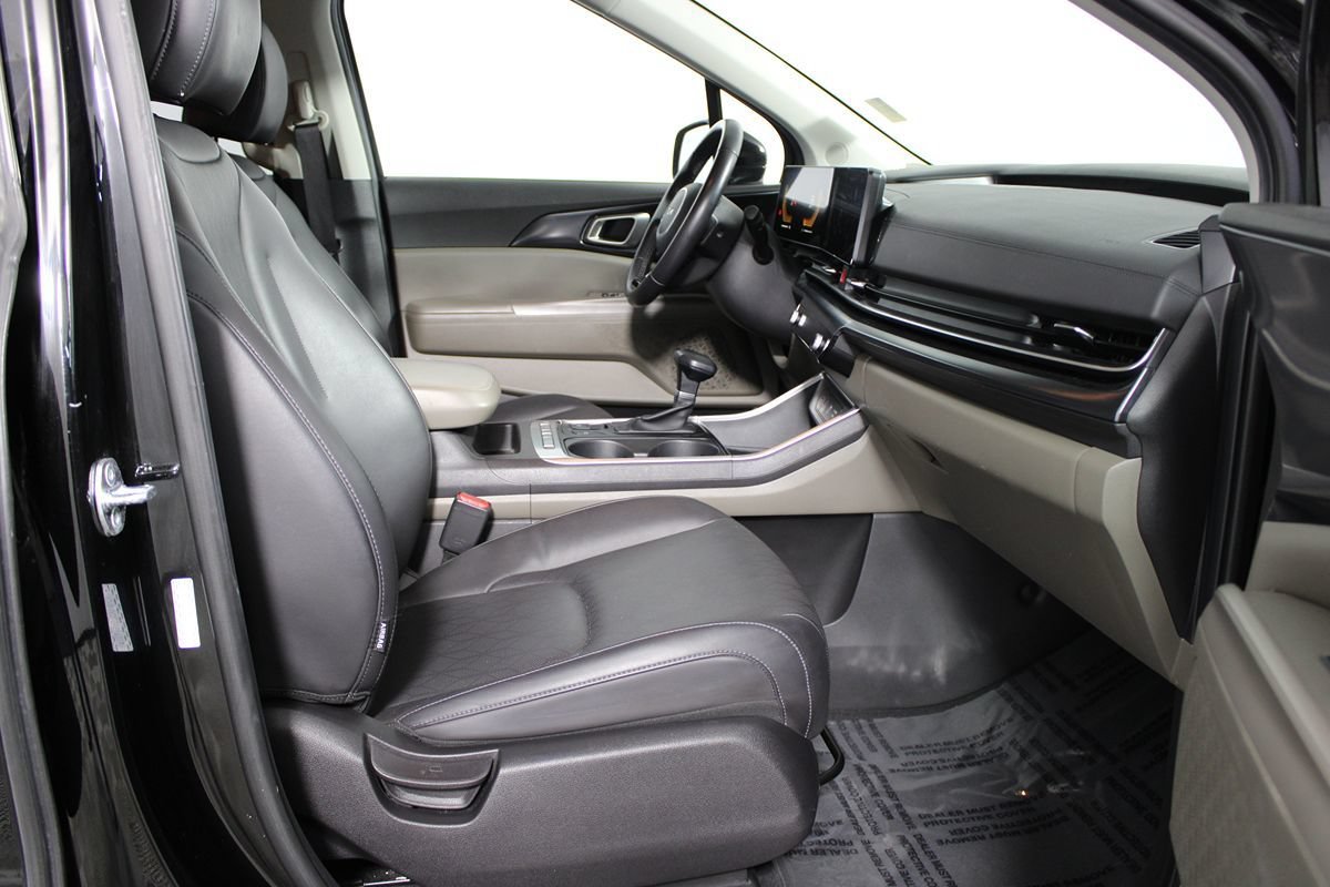 Used 2025 Kia Carnival FWD image 34
