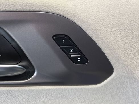Used 2021 Chrysler Pacifica Touring-L w/ Uconnect Theater Family Group FWD image 16