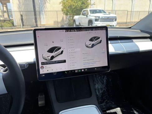 Used 2021 Tesla Model Y Long Range AWD/4WD image 27