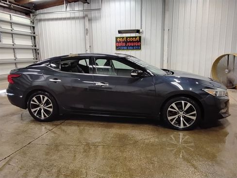 Used 2017 Nissan Maxima Platinum w/ Interior Lighting Package FWD image 2