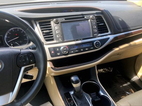 Used 2016 Toyota Highlander Limited w/ Driver Technology Package AWD/4WD image 6