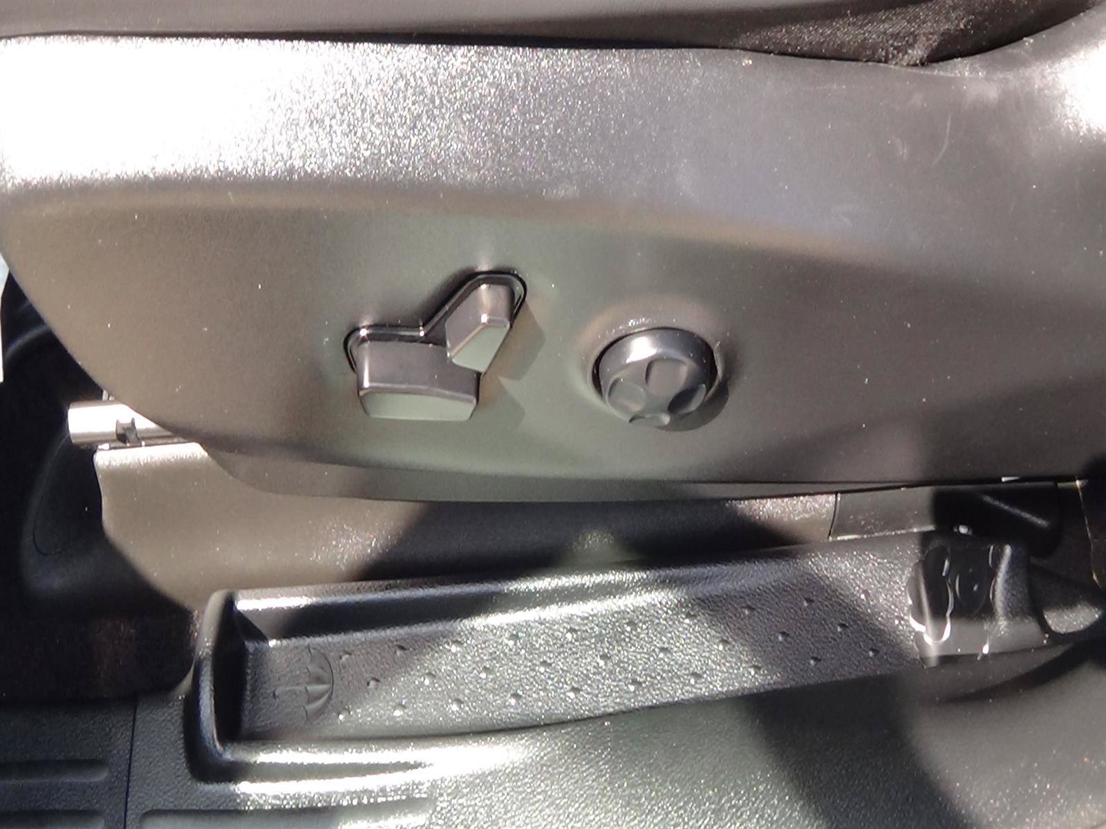 Certified 2025 Chrysler Pacifica Select FWD image 17