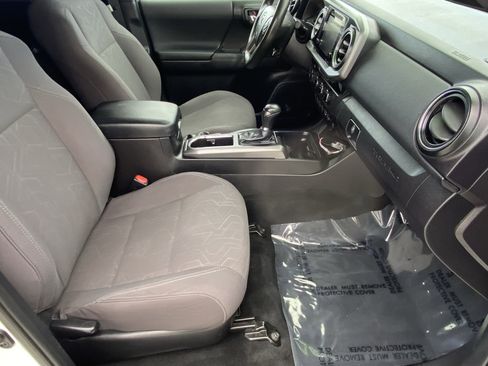 Used 2016 Toyota Tacoma TRD Sport w/ Premium & Technology Package AWD/4WD image 11