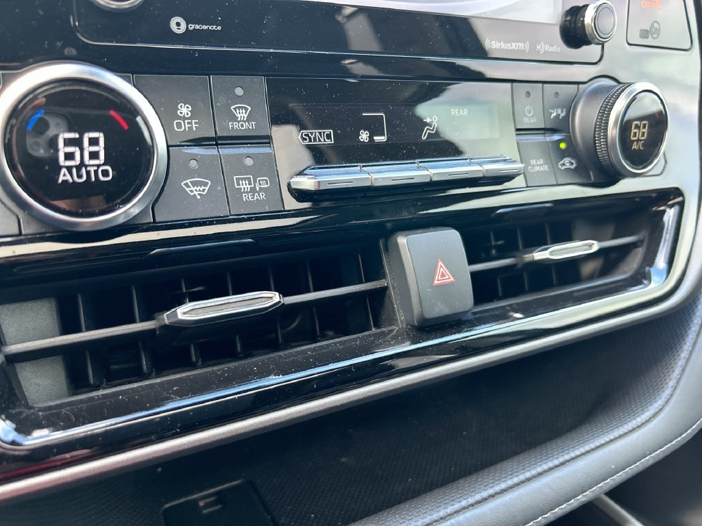 Used 2022 Toyota Highlander XLE FWD image 24