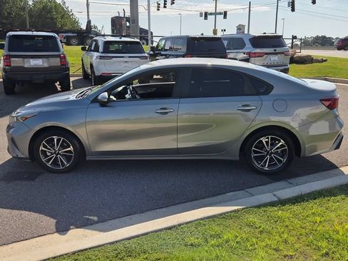 Used 2022 Kia Forte LXS FWD image 4