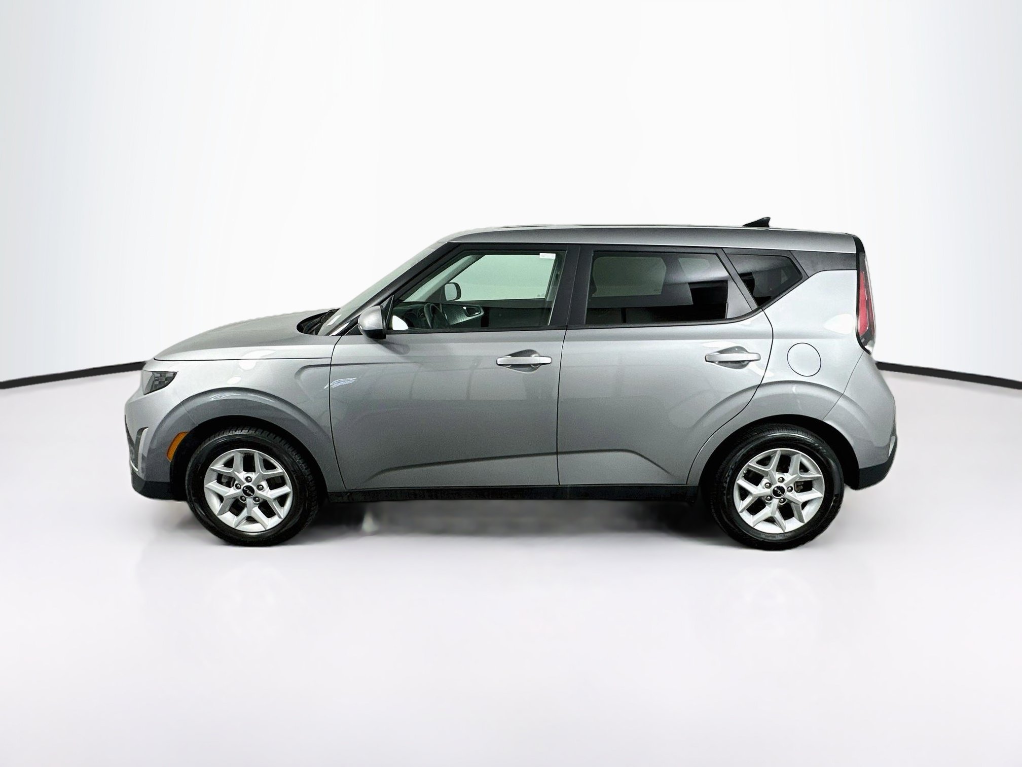 Used 2025 Kia Soul LX w/ LX Technology Package FWD image 4