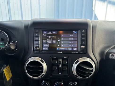 Used 2018 Jeep Wrangler Unlimited Sahara w/ Connectivity Group image 14