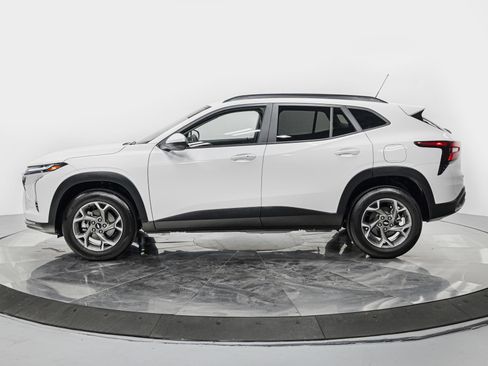 Used 2025 Chevrolet Trax LT w/ LT Convenience Package FWD image 2