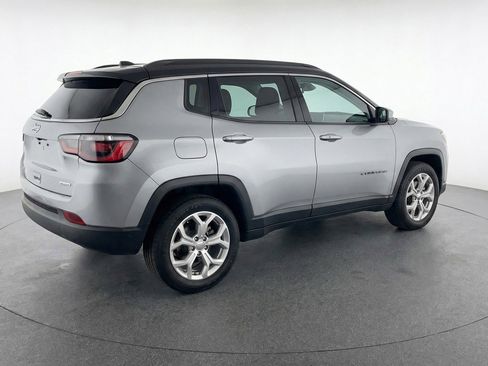 Used 2025 Jeep Compass Latitude image 9