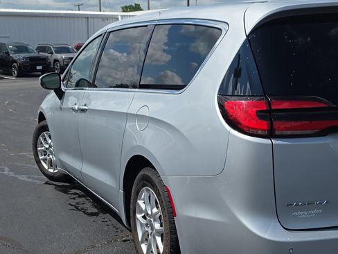 Used 2023 Chrysler Pacifica Touring-L FWD image 57
