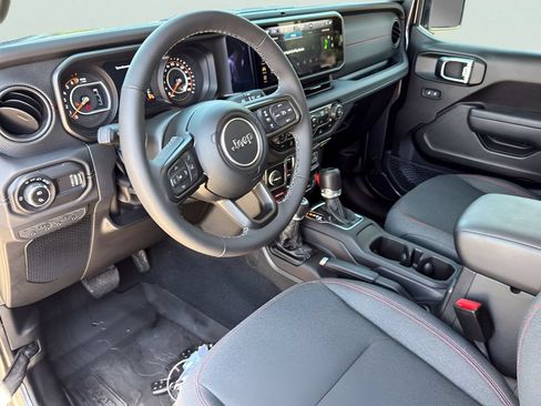 Used 2025 Jeep Gladiator Rubicon w/ Convenience Group AWD/4WD image 9