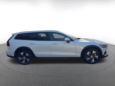 Used 2025 Volvo V60 B5 Cross Country Plus image 16