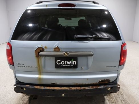 Used 2006 Chrysler Town & Country Touring image 3