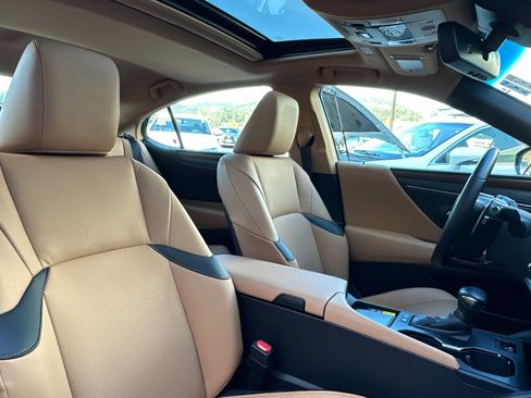 Used 2025 Lexus ES 300h w/ Premium Package image 30