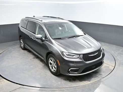 Used 2023 Chrysler Pacifica Limited FWD image 47