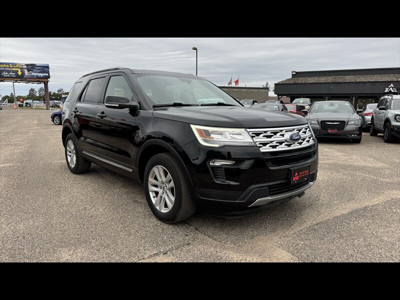 Used 2018 Ford Explorer XLT w/ Equipment Group 201A AWD/4WD image 3