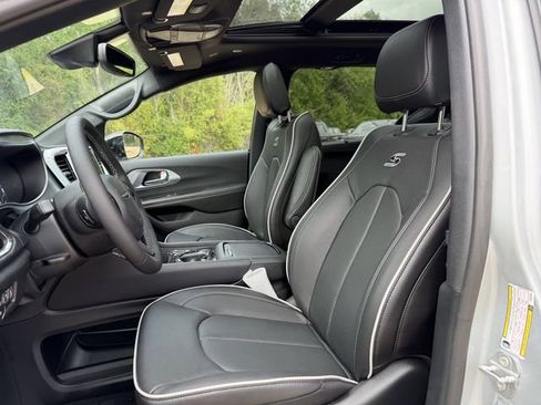 New 2026 Chrysler Pacifica Limited image 14