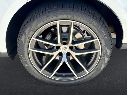 Certified 2023 Porsche Macan Turbo AWD/4WD image 31