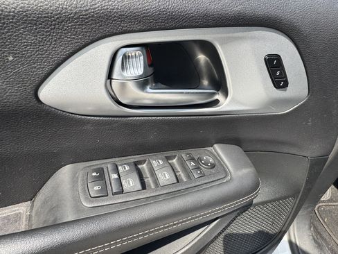 Used 2025 Chrysler Pacifica Limited FWD image 13