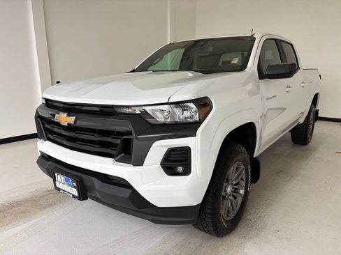 Used 2024 Chevrolet Colorado LT w/ LT Convenience Package II AWD/4WD image 18