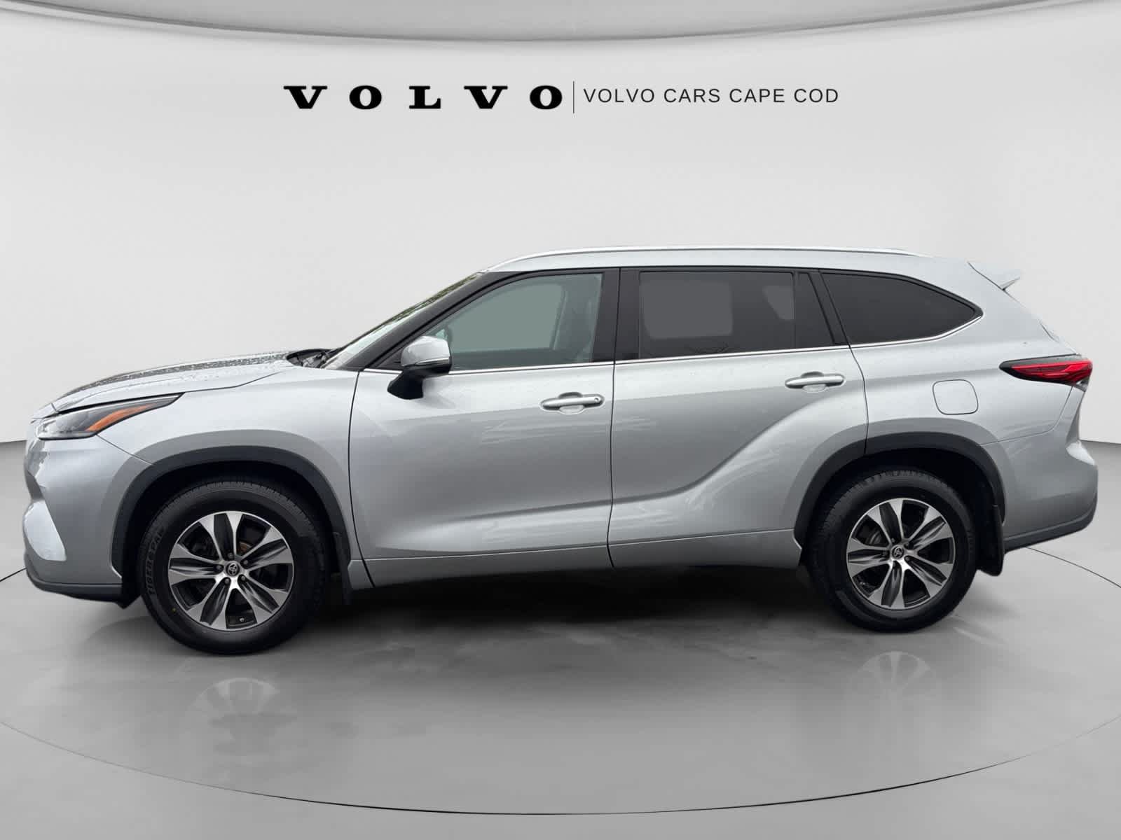 Used 2021 Toyota Highlander XLE AWD/4WD image 4