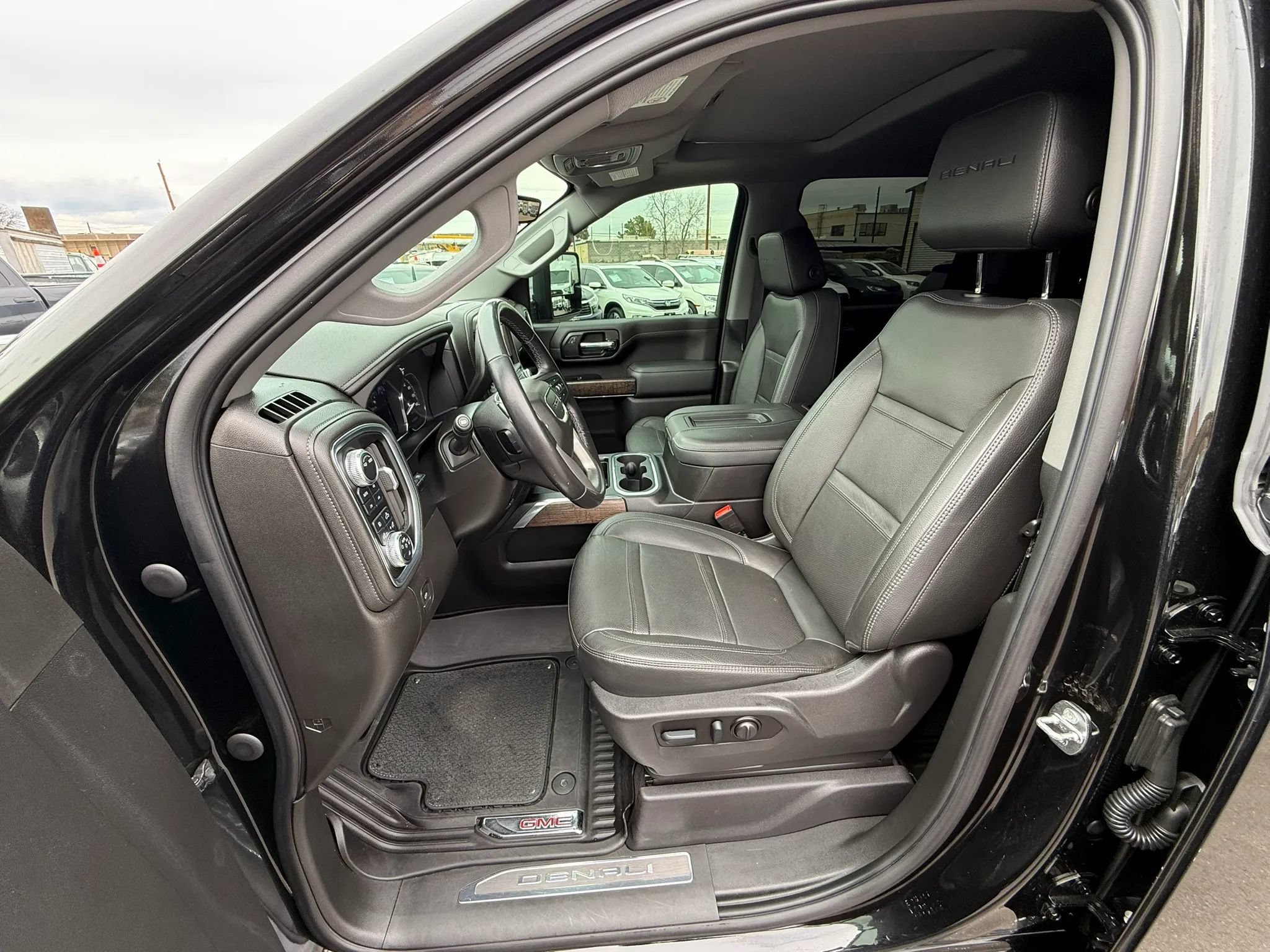 Used 2022 GMC Sierra 2500 Denali w/ Denali Black Diamond Edition AWD/4WD image 35