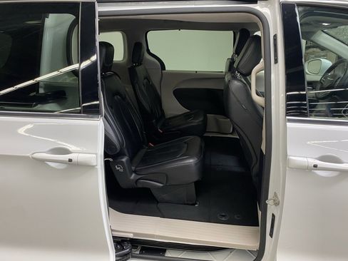 Used 2022 Chrysler Pacifica Touring-L image 15