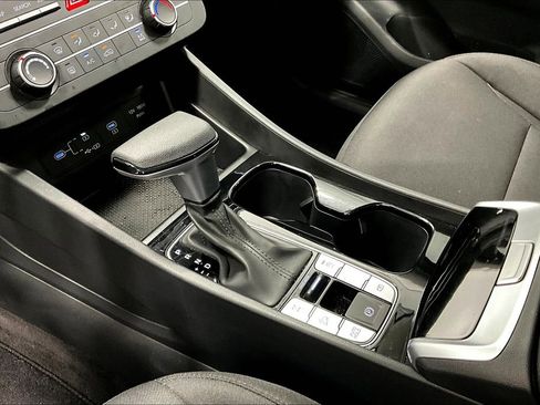 Used 2025 Hyundai Tucson SE image 17