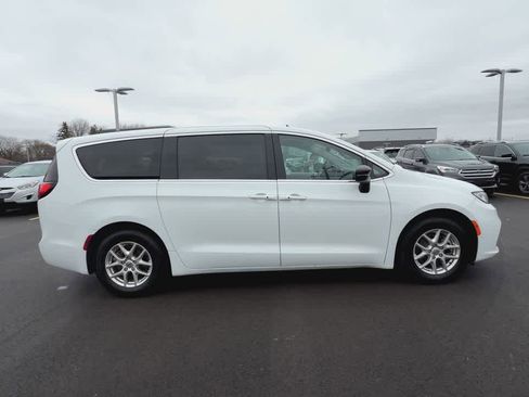 Used 2024 Chrysler Pacifica Touring-L FWD image 9