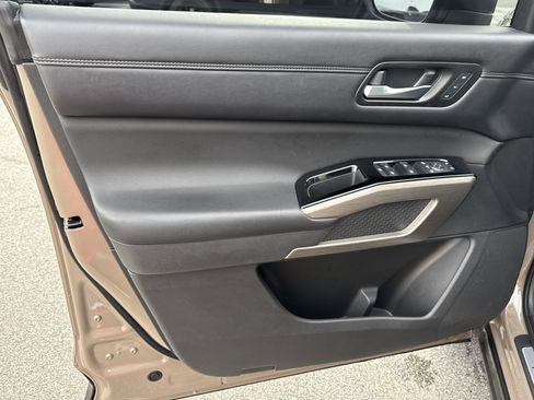 Used 2023 Nissan Pathfinder Platinum image 17